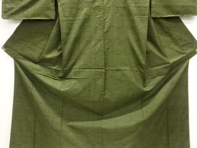  亀甲繋ぎ模様織り出し本場泥大島紬着物(5マルキ)